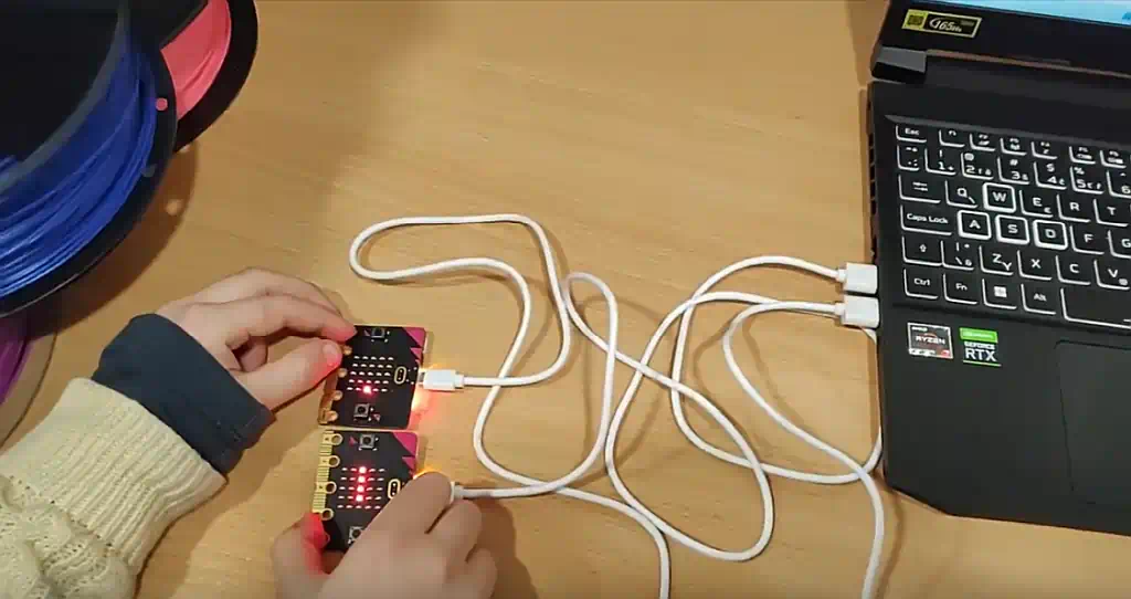 naprogramovali sme hadíka s micro bitom