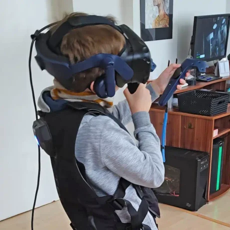 virtualna-realita-hrac-hapticka-vesta